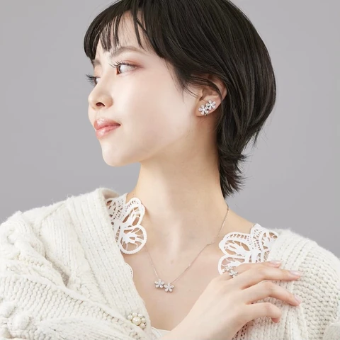 Flower＆butterflyのアクセサリーを身につけたスタイリング